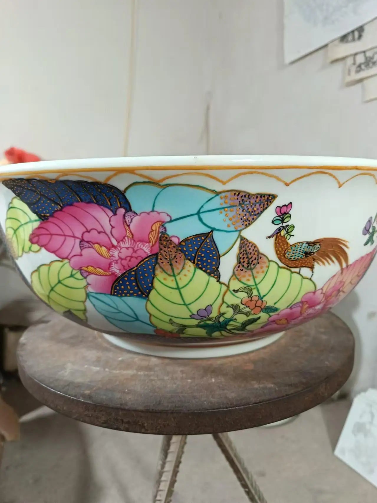 Elegant European and American Style Hand-Painted Ceramic Wash Basin with Large Tobacco Leaf Design