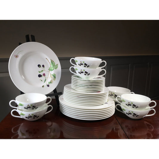 Villeroy and Boch Dinner Set, Wildberries Collection 32 Pieces $3,600 Retail