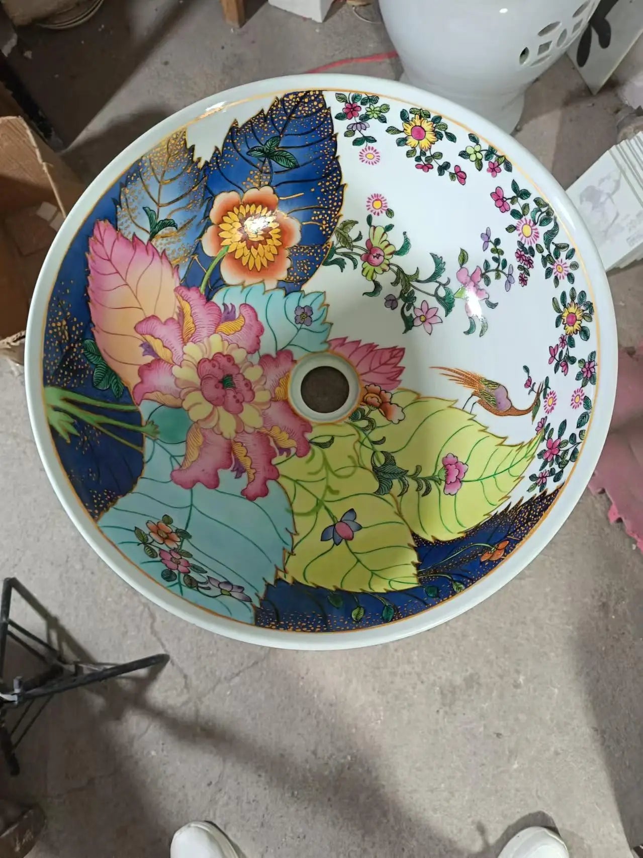 Elegant European and American Style Hand-Painted Ceramic Wash Basin with Large Tobacco Leaf Design