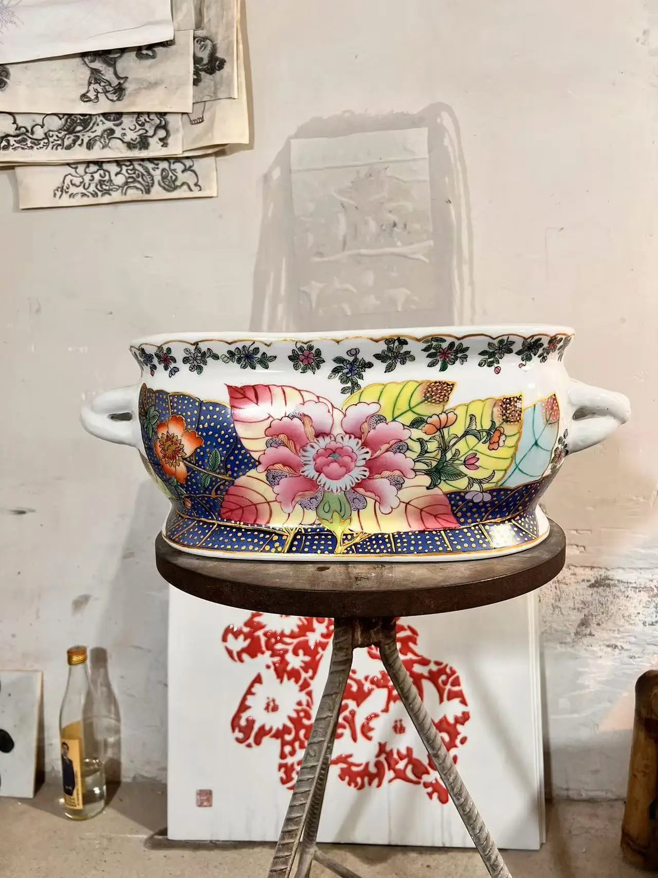 Elegant European and American Style Hand-Painted Ceramic Wash Basin with Large Tobacco Leaf Design